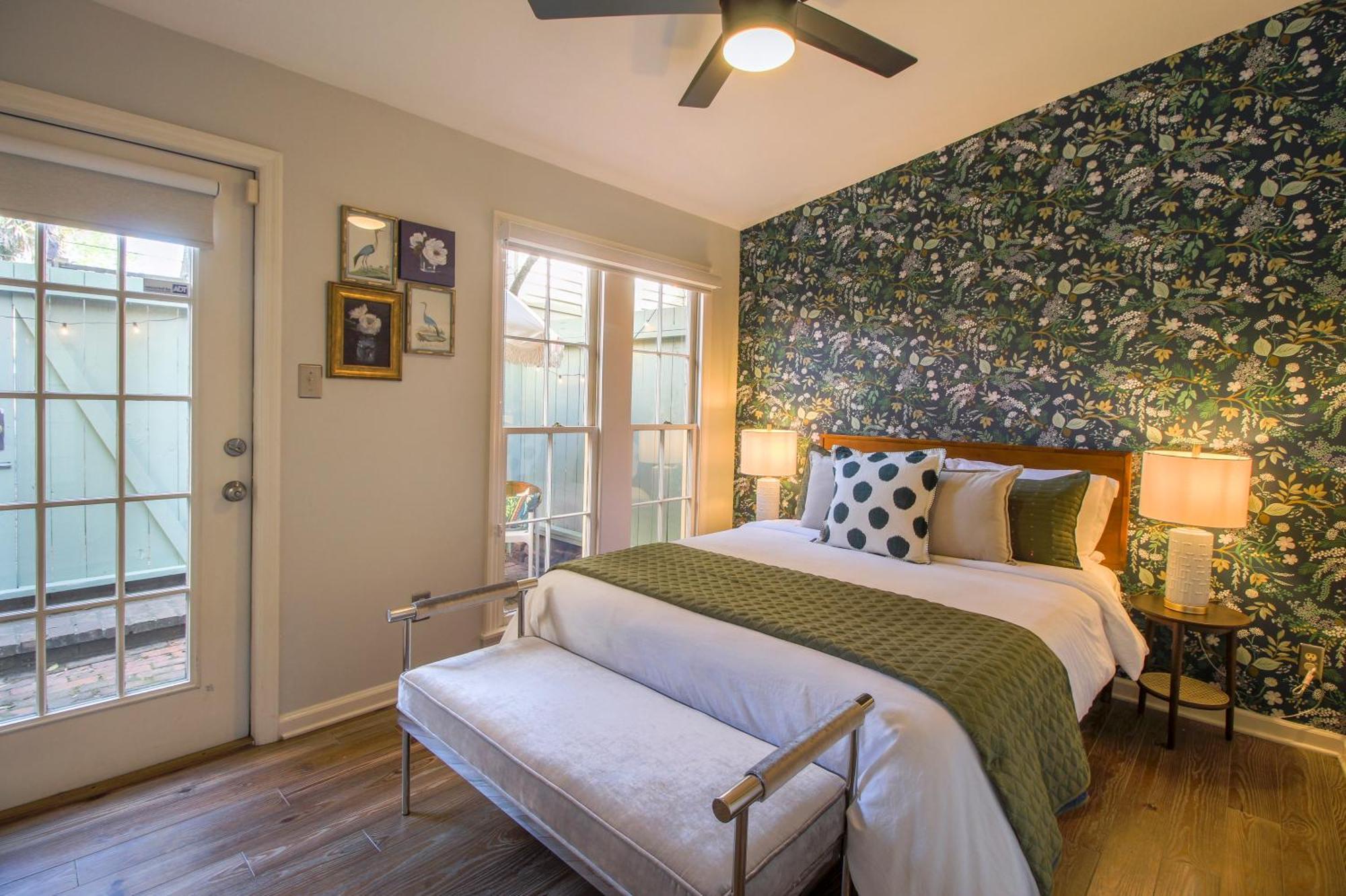 Private Patio Retreat In Charming Downtown Apartment Savannah Exterior photo